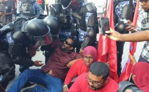 އިންޑިއާ އެމްބަސީގެ އެންގުންތަކަށް ތަބާވާންނުޖެހޭ، ހައްޔަރުކުރި އެންމެން ދޫކޮށްލާ: އިދިކޮޅު