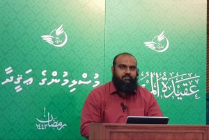 ޕާޓީ ލޯގޯ ޖަހައިގެން މިސްކިތުގައި ދަރުސް ދިނުމުން ފާޑުކިޔުން އަމާޒުވެއްޖެ