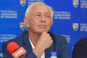 ގައުމީ ޓީމުގެ ކުރީގެ ކޯޗު ކޫޕްމަން އެފްއޭއެމް ގޮވައިގެން ފީފާއަށް