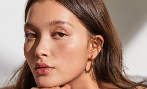 މޭކަޕް ނުކޮށްވެސް ރީތިވެވިދާނެ އިނގޭ