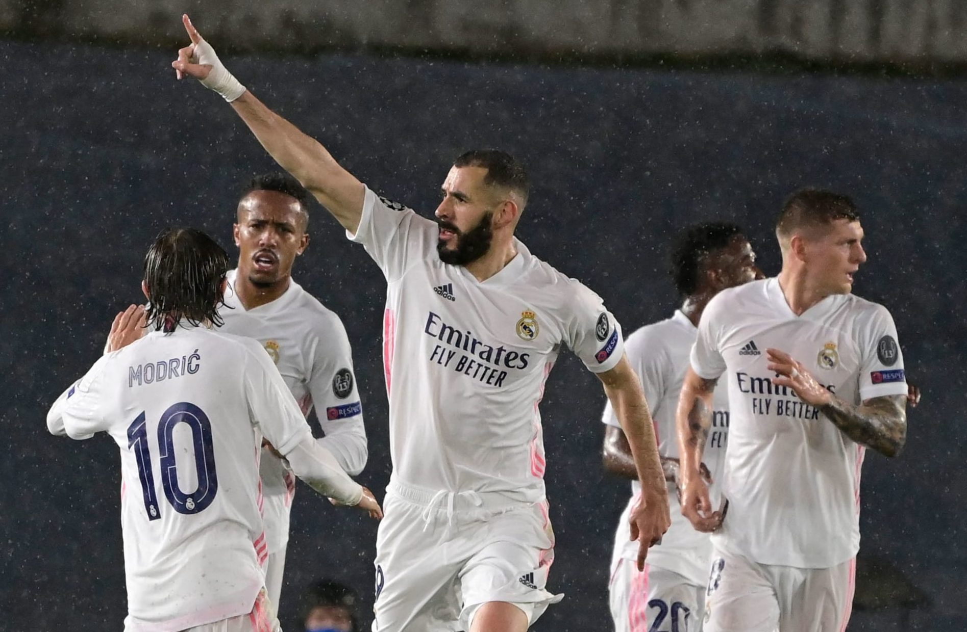 ބެންޒީމާގެ ހެޓްރިކުން ޗެލްސީ ބަލިކޮށް މެޑްރިޑް ސެމީއާއި ގާތަށް