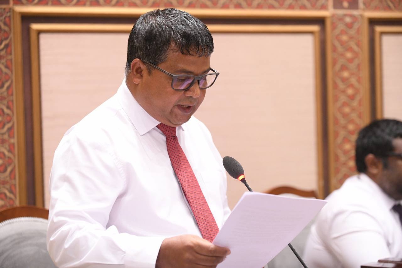 ގިނަ ސުވާލުތަކެއް ކުރިފަހުން އެގުނީ ވަޒީރު ހާޒިރުކުރަން ނުޖެހޭކަން