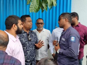 ކޯޓު ޢަމުރާއެކު "އިންޑިއާ އައުޓް" ބެނާ ބަލާ އިދިކޮޅުން ފުލުހަށް ގޮސްފި