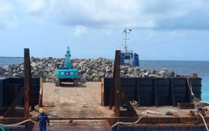 ދަރަވަންދޫ ގޮނޑުދޮށް ހިމާޔަތް ކުރުމަށް ބޭނުންވާ ބޮޑު ހިލައިގެ ފުރަތަމަ ޝިޕްމަންޓް ގެންގޮސްފި