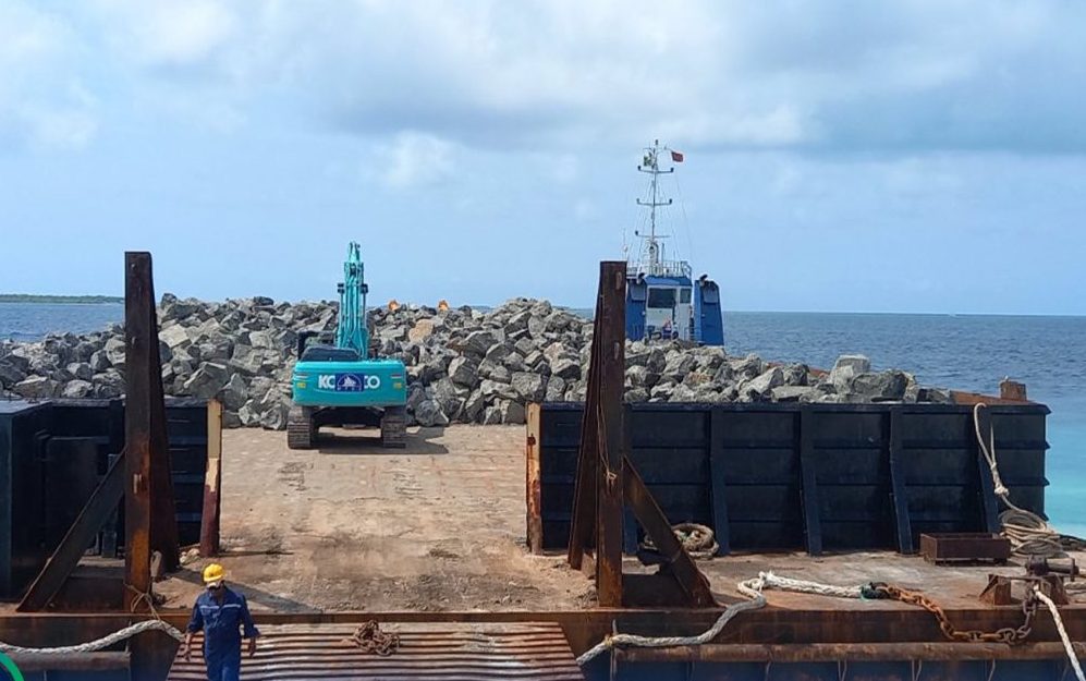 ދަރަވަންދޫ ގޮނޑުދޮށް ހިމާޔަތް ކުރުމަށް ބޭނުންވާ ބޮޑު ހިލައިގެ ފުރަތަމަ ޝިޕްމަންޓް ގެންގޮސްފި