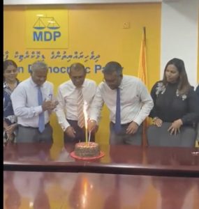 ޗެއަރޕާސަން އިންތިޚާބު ކާމިޔާބުކުރި ފައްޔާޒާއެކު ނަޝީދު ކޭކު ފަޅައިފި
