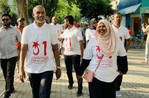 ފާތުންގެ ކެމްޕެއިންގައި، މޭޔަރާއި، ކައުންސިލަރުންނާއިއެކު ވިލިމާލޭގައި ދޮރުން ދޮރަށް