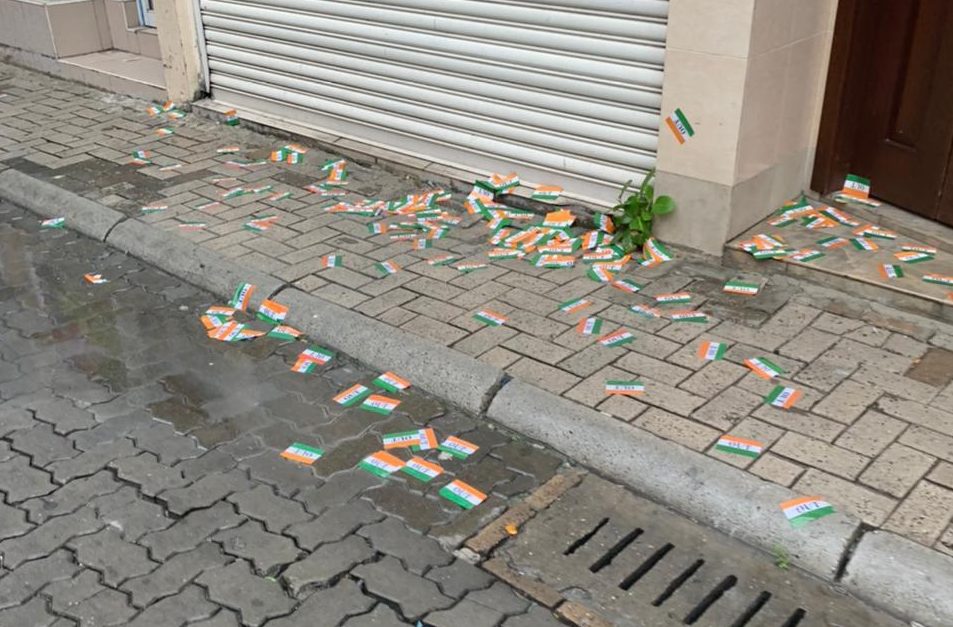 އަނެއްކާވެސް ގިނަ މަގުތަކަކަށް "އިންޑިއާ އައުޓް" ކަރުދާސް އަޅައިފި