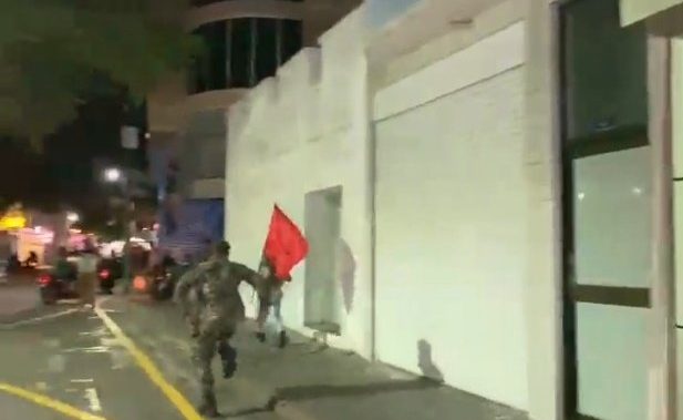 އަންހެނެއްގެ އަތުގައިއޮތް "އިންޑިއާ އައުޓް" ދިދައެއް އަތުލަން ސިފައިންގެ މީހަކު ދުވާ ވީޑިއޯއަށް ފާޑުކިޔުން!