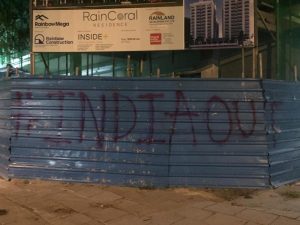 އިންޑިއާ ސަފީރު ދިރިއުޅުއްވާ ޢިމާރާތް ކުރިމަތީ "އިންޑިއާ އައުޓް" ޖަހައިފި