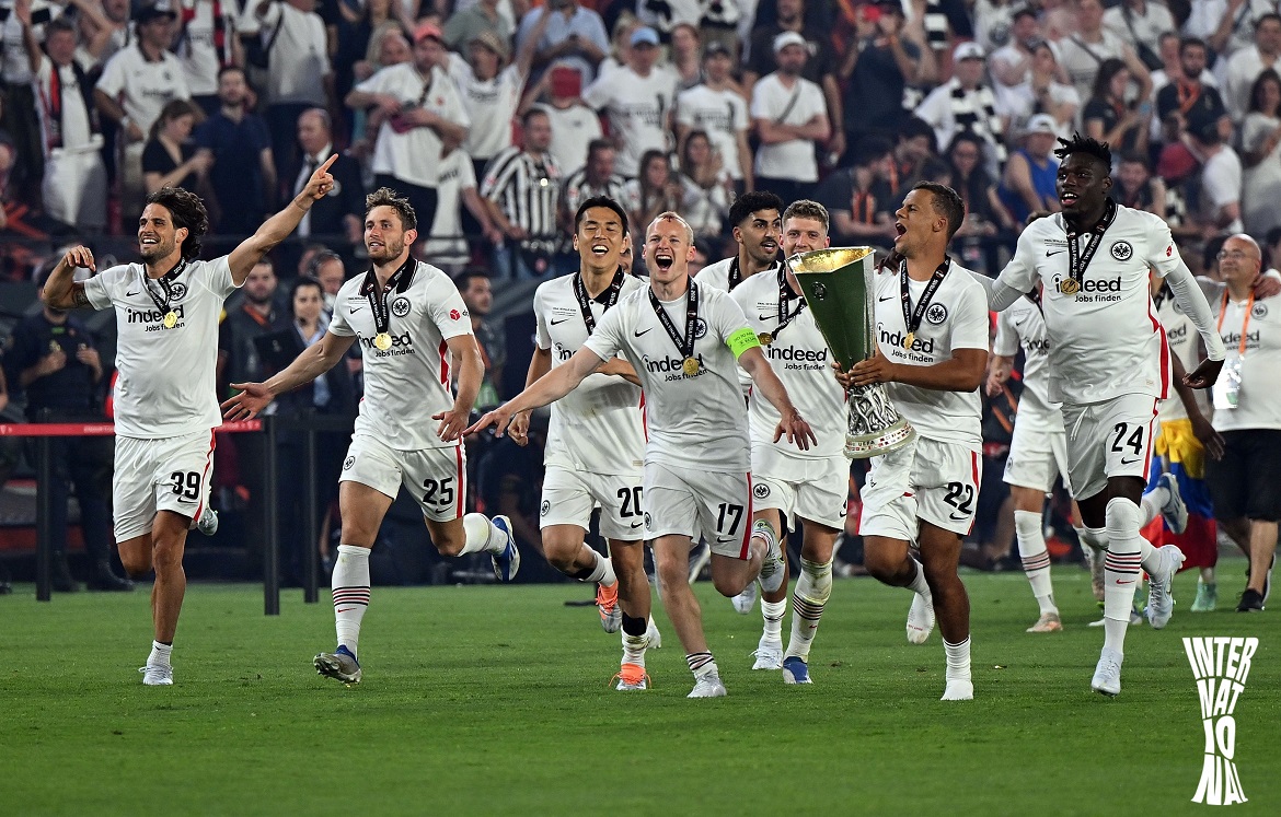 42 އަހަރަށް ފަހު ފްރޭންކްފާޓުން ޔޫރޮޕާ ލީގު ކާމިޔާބުކޮށްފި