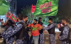 ހުޅުމާލޭގައި ކުރިއަށްދާ "އިންޑިއާ އައުޓް" މުޒާހަރާއިން 3 މީހަކު ހައްޔަރުކޮށްފި