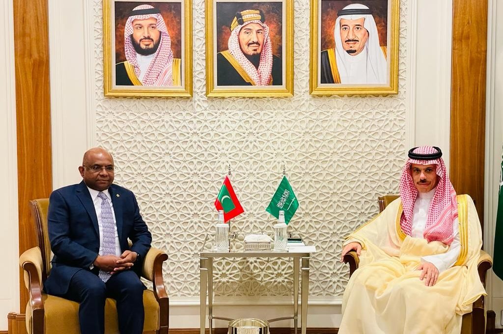 މުހިންމު މަޝްވަރާތަކަކަށް މިނިސްޓަރ ޝާހިދު ސަޢުދީއަށް