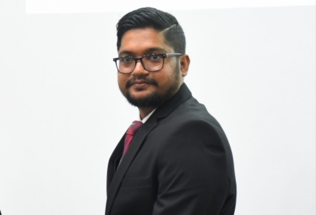 ބޮމުގެ ހަމަލާ: ރިޔާސަތު ބަލަހައްޓަވާ ގާޒީ އާދަމް މުހައްމަދު ތަނާޒުލްވެއްޖެ