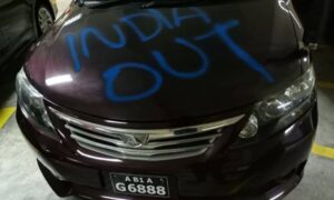 ތިން ވަޒީރެއްގެ ކާރުގައި "އިންޑިއާ އައުޓް" ޖަހައިފި