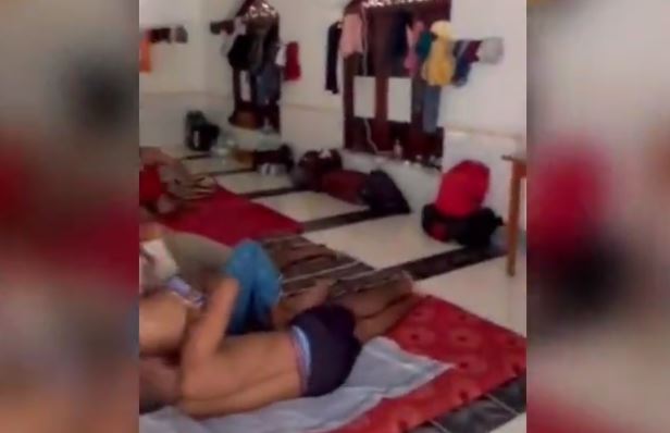 މިސްކިތެއްގައި ގިނަ އަދަދެއްގެ އިންޑިއާ މީހުން ދިރިއުޅެނީ