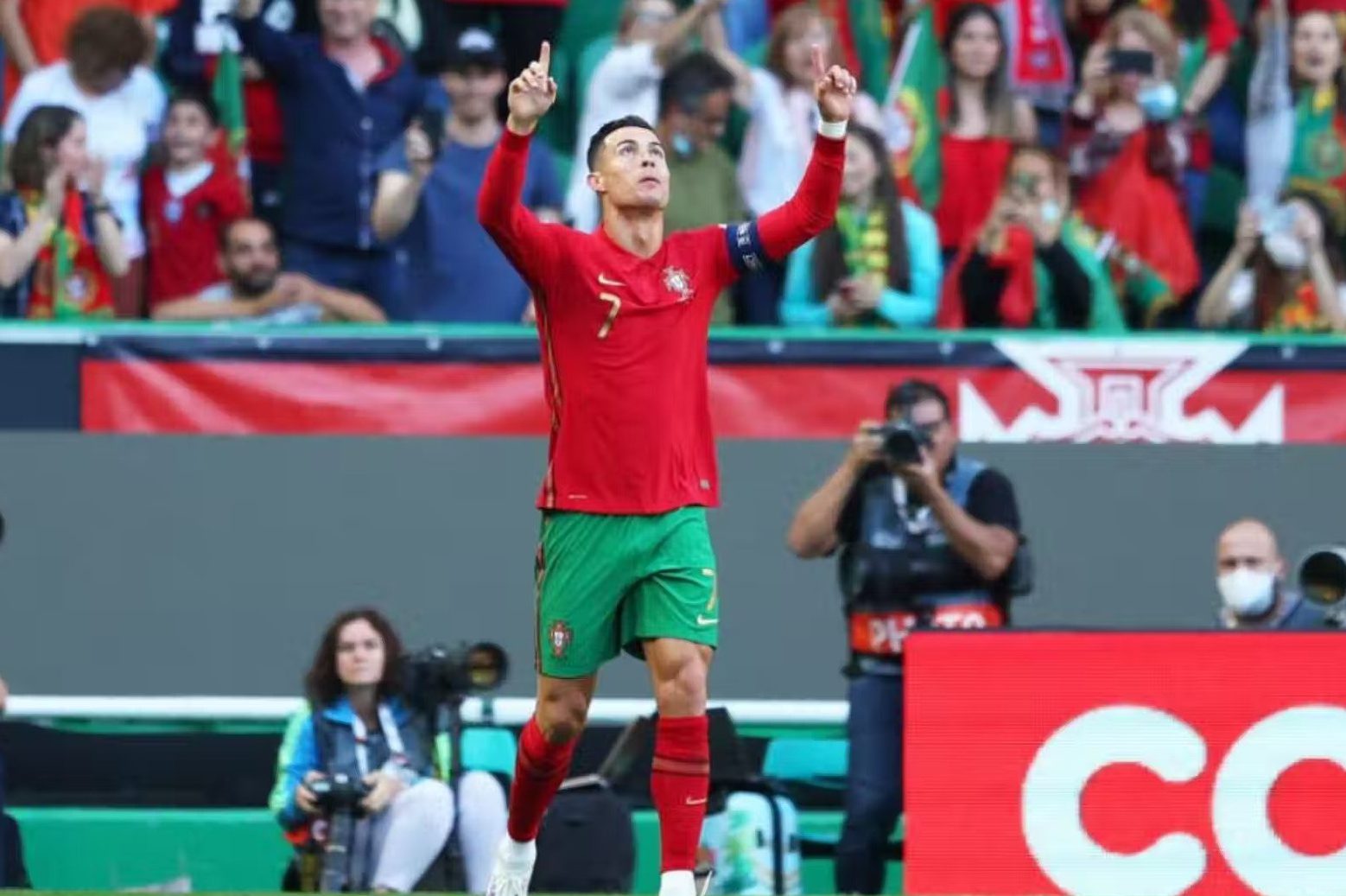 ރޮނާލްޑޯގެ ދެގޯލާއިއެކު ޕޯޗުގަލްއަށް ފަސޭހަ މޮޅެއް