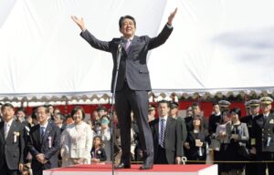 ސިޔާސީ ގޮތުން ނުފޫޒުގަދަ، ކުރީގެ ބޮޑުވަޒީރު އަވަހާރަ ކޮށްލުމާއެކު މުޅި ޖަޕާން ކުއްލި ސިހުމެއްގައި!