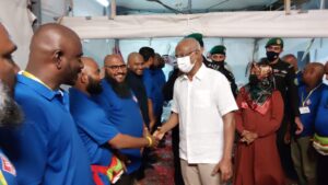 ރައީސްގެ ދެ ކަނބަލުން ދިވެހި ހައްޖުވެރިންނާއި ބައްދަލުކޮށްފި