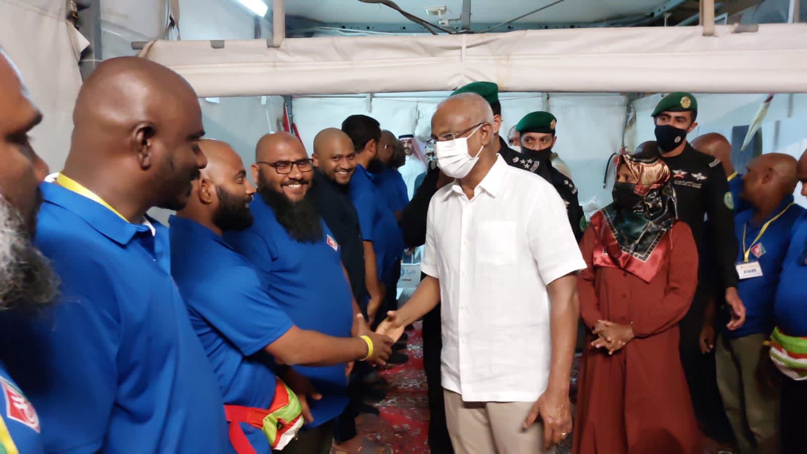 ރައީސްގެ ދެ ކަނބަލުން ދިވެހި ހައްޖުވެރިންނާއި ބައްދަލުކޮށްފި