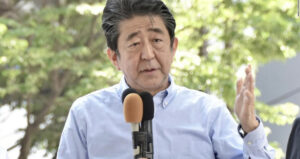 ބަޑީގެ ހަމަލާއެއްގައި ޒަޚަމްވެ ވަޑައިގެން ޖަޕާންގެ ކުރީގެ ބޮޑުވަޒީރު ޝިންޒޯ އަބޭ ހޮސްޕިޓަލުގައި އެޑްމިޓްކޮށްފި