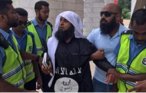 ސަލްމާން މިސްކިތުގެ މިމްބަރަށް އަރައި އަޑުގަދަކުރި މީހާ ދޫކޮށްލައިފި