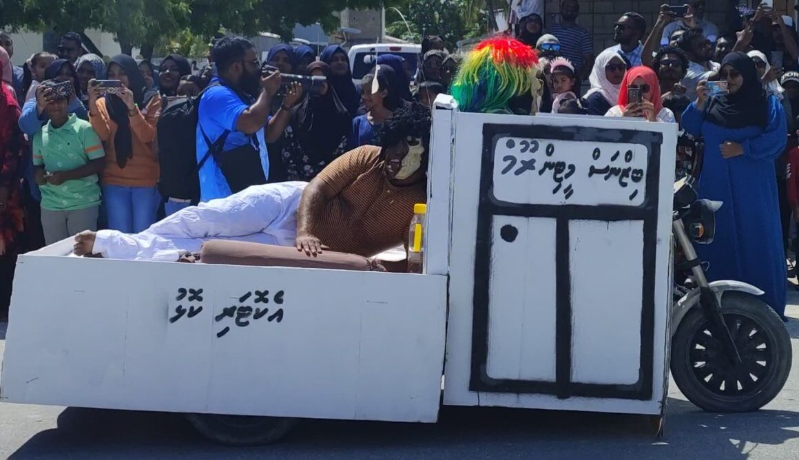 ތަރުހީބާއި، ފާޑުކިޔުން އަމާޒުވި ކުޅުދުއްފުށީ މަށި މާލި ޕެރޭޑްގެ ދިފާޢުގައި މޭޔަރު!