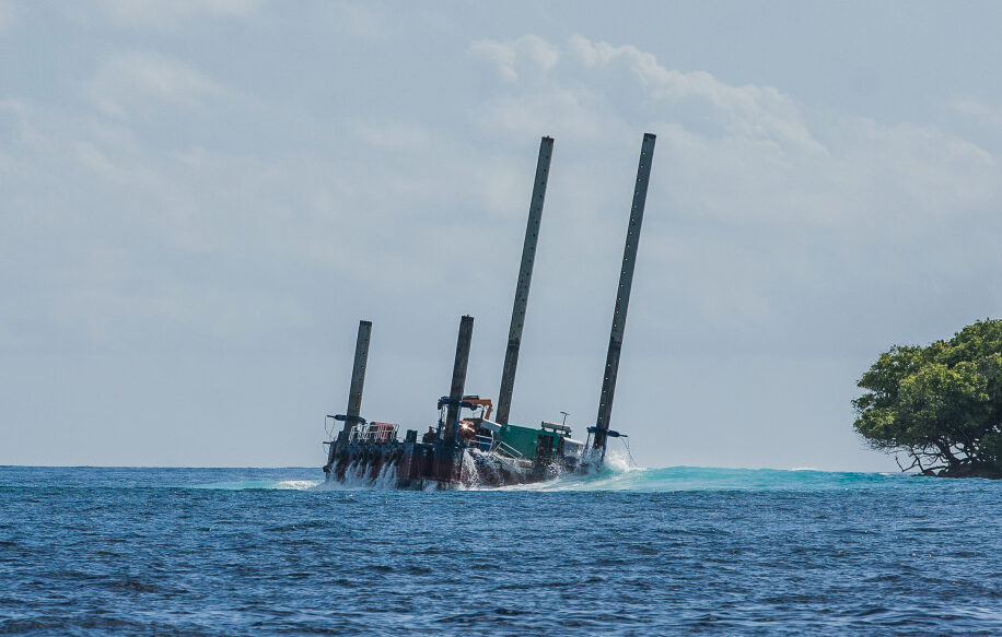 ބްރިޖް ޕްލެޓްފޯމު ފަރުމަތީގައި! ތިމާވެށީގެ މެޑަލް ޖަހަމުން އައި ފަރާތްތަކުގެ އަނގަ ބަންދުވެފައި!