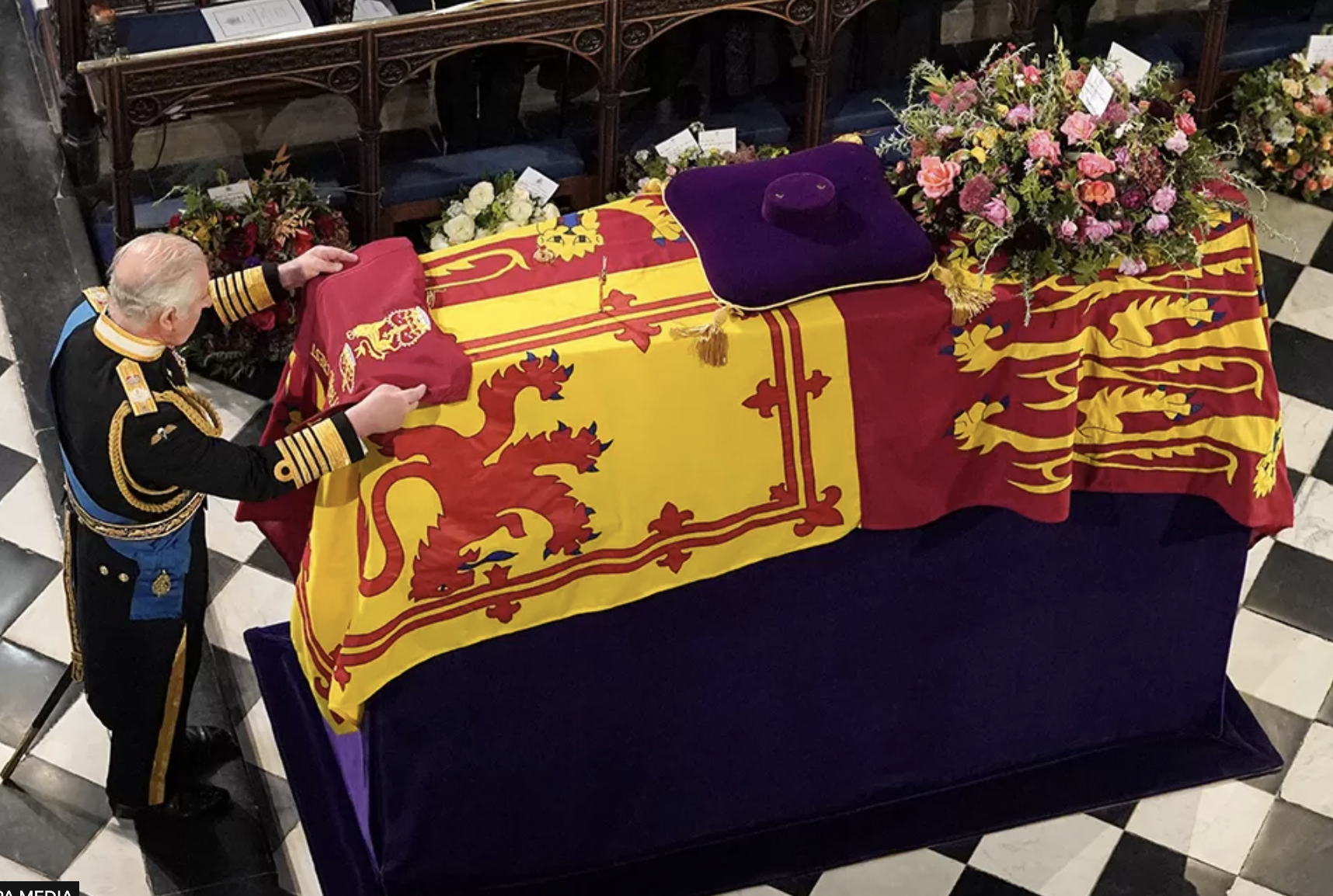 އިނގިރޭސި ރާނީ ކުއީން އެލިޒަބަތު IIގެ ޖަނާޒާ ރަސްމީ އިއްޒަތުގައި ބޭއްވުން