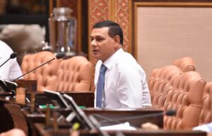 ސަން ސިޔާމް ސިންގަޕޫރަށް ވަޑައިގަތުމުން ޕާސްޕޯޓް ހިފަހައްޓައިފި