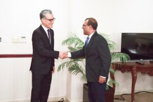 އައްބާސް ރައީސް ނަޝީދުގެ އަރިހަށް