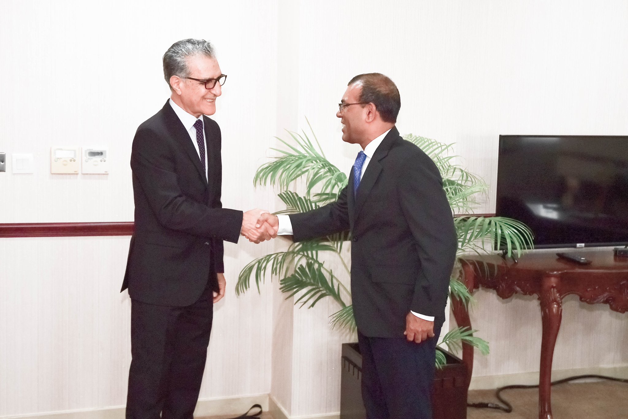 އައްބާސް ރައީސް ނަޝީދުގެ އަރިހަށް