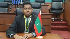 ޢަރަބިއްޔާގެ ދިފާއުގައި ނުކުތްކަމުގެ ތުހުމަތުގައި، ޕްރިންސިޕަލް ވަކިކޮށްފި