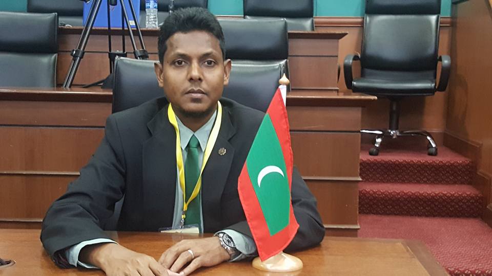 ޢަރަބިއްޔާގެ ދިފާއުގައި ނުކުތްކަމުގެ ތުހުމަތުގައި، ޕްރިންސިޕަލް ވަކިކޮށްފި