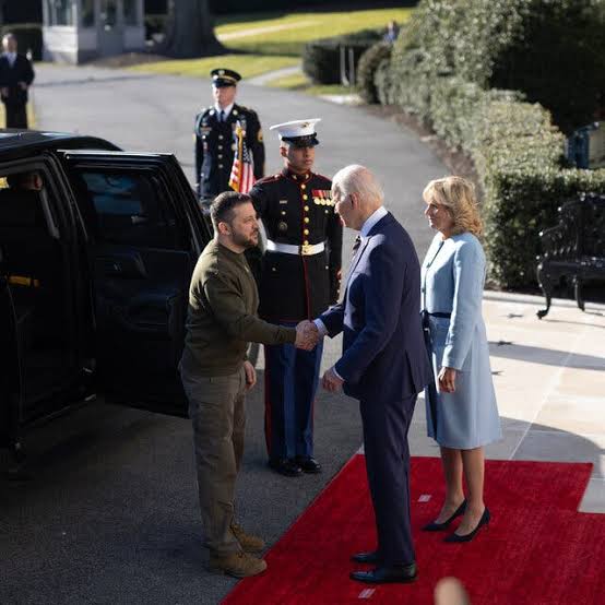 އެމެރިކާއިން ޒެލެންސްކީއަށް ރަތްދޫލައިގެ މަރުހަބާއެއް