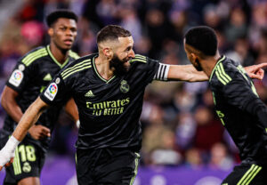 ބެންޒެމާގެ ދެ ގޯލުން މޮޅުވެ ރެއާލް އެއް ވަނަ އަށް