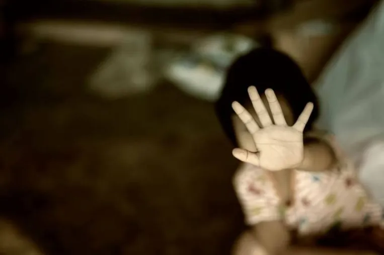 ދަރިވަރުންތަކަކަށް ގްރޫމް ކުރި ޓީޗަރުގެ މައްޗަށް ދައުވާކުރަން ފޮނުވައިފި