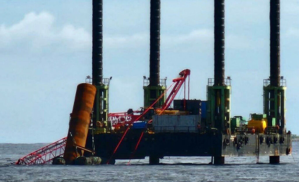 ބްރިޖް މަސައްކަތުގައި މޫދަށް ވެއްޓުނު ކެރޭނު ނަގައިފި