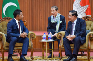 ފަތުރުވެރިކަމުގެ ދާއިރާއިން ހޯދާފައިވާ ކުރިއެރުންތަކަށް ކެމްބޯޑިއާގެ ބޮޑުވަޒީރުގެ ތަޢުރީފް