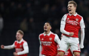 އާސެނަލަށް އަށް އެއް ވަަނައިގައި އަށް ޕޮއިންޓުގެ ލީޑެއް