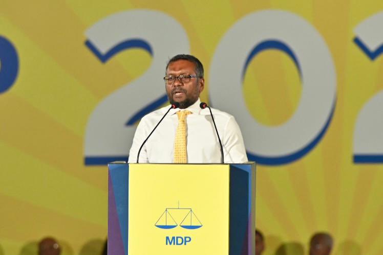 މުޢިއްޒަށް ފުރުޞަތު ލިބެންޖެހޭ، ބަރުލަމާނީއަށް "ނޯ": ފައްޔާޒް