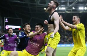 ފަހަތުން އަރައި ކަޒަކިސްތާނުން ޑެންމާކު ބަލިކޮށްފި