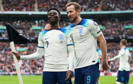 ޔޫކްރޭން ބަލިކޮށް އިންގްލެންޑު އެއްވަނައަށް