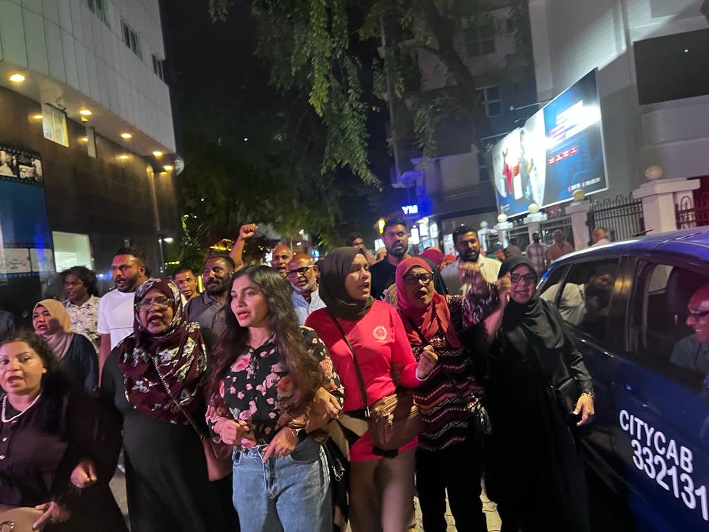 އިދިކޮޅުގެ މުޒާހަރާއިން 9 މީހަކު ހައްޔަރުކޮށްފި