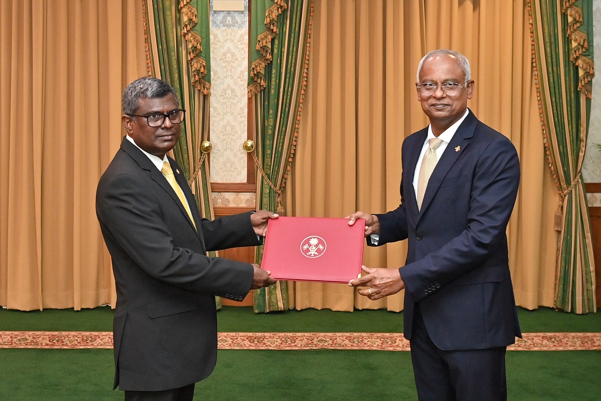 ރައީސް އޮފީސް މުވައްޒަފުން ނުހިމަނާ މިސަރުކާރުގައި ތިބީ 719 ސިޔާސީ މުވައްޒަފުން: އިބުރޭ