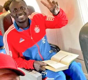 މާނޭ ފްލައިޓުމަތީގައި ޤުރުއާން ކިޔެވުމުގަ، ގިނަބައެއްގެ ތަޢުރީފް