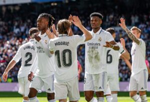 ފަހަތުން އަރައި މޮޅުވެ ރެއާލަށް ހަމަޖެހުމެއް