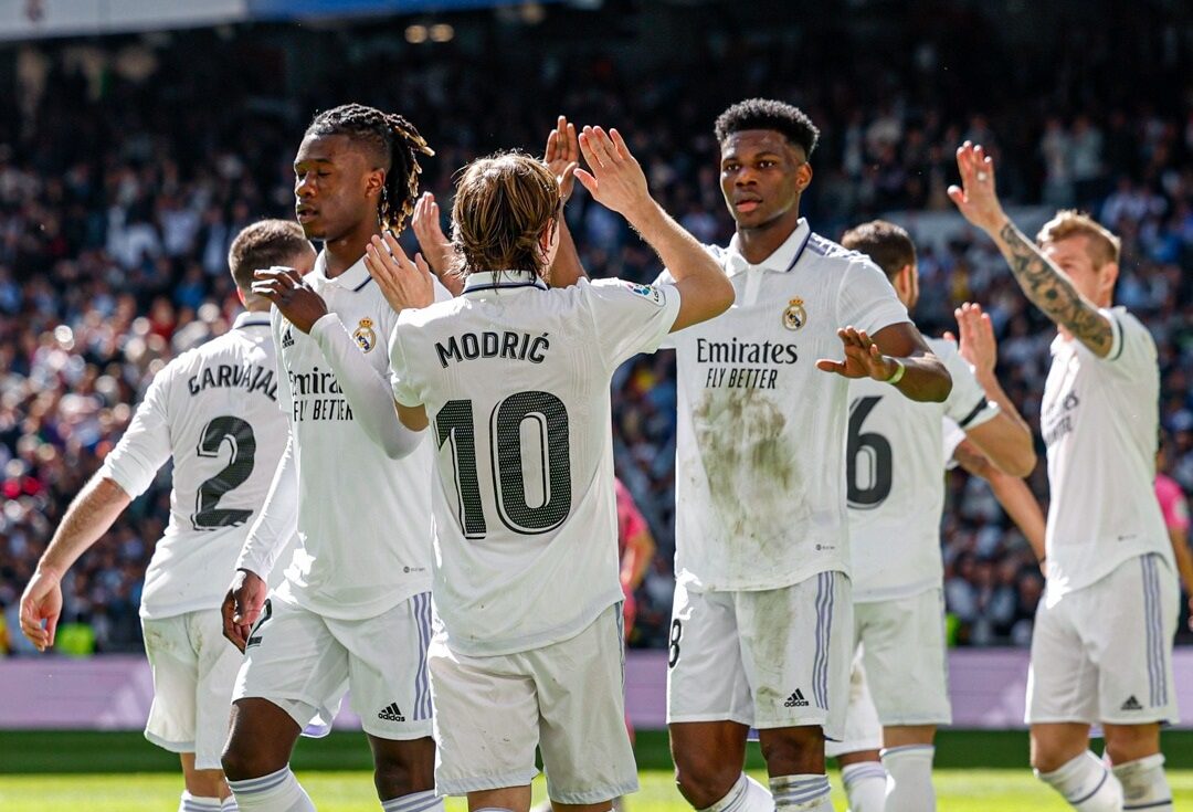 ފަހަތުން އަރައި މޮޅުވެ ރެއާލަށް ހަމަޖެހުމެއް