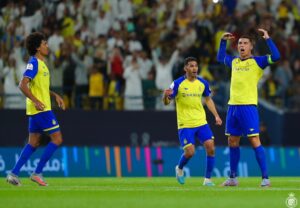 ރޮނާލްޑޯގެ މޮޅު ފްރީކިކާއެކު ފަހަތުން އަރައި ނަސްރަށް މޮޅެއް