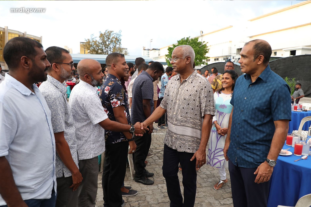 ސިފައިންނާއެކު ރޯދަވީއްލުމެއްގައި ރައީސް ބައިވެރިވެ ވަޑައިގަންނަވައިފި